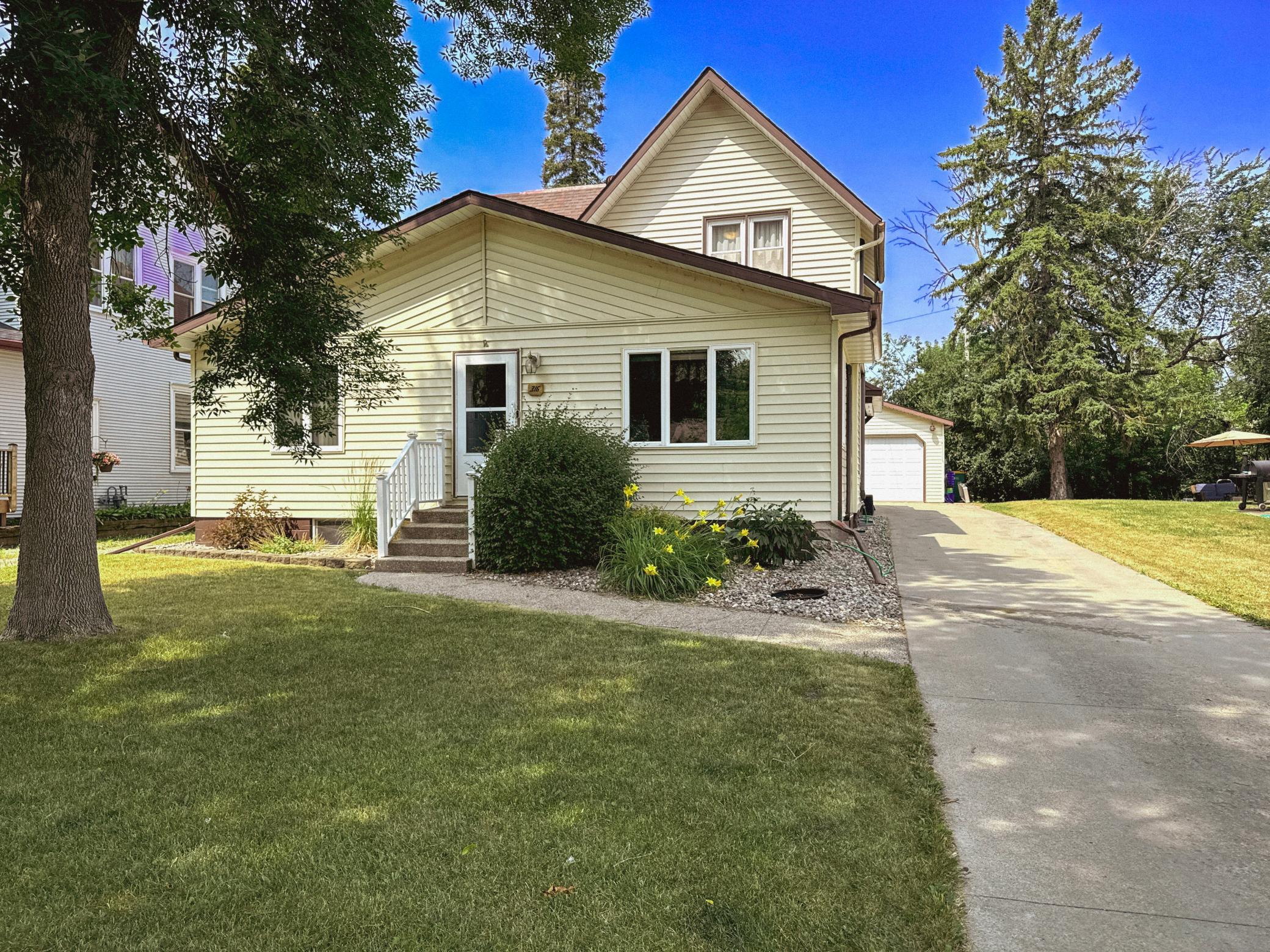 1898 single family home for sale at 316 S Ash Street in Crookston, MN — 6 bed, 5 bath (photo 61 of 74)