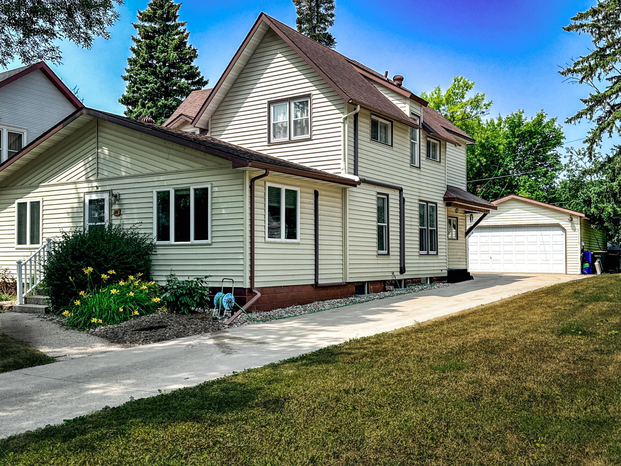 1898 single family home for sale at 316 S Ash Street in Crookston, MN — 6 bed, 5 bath (photo 64 of 74)