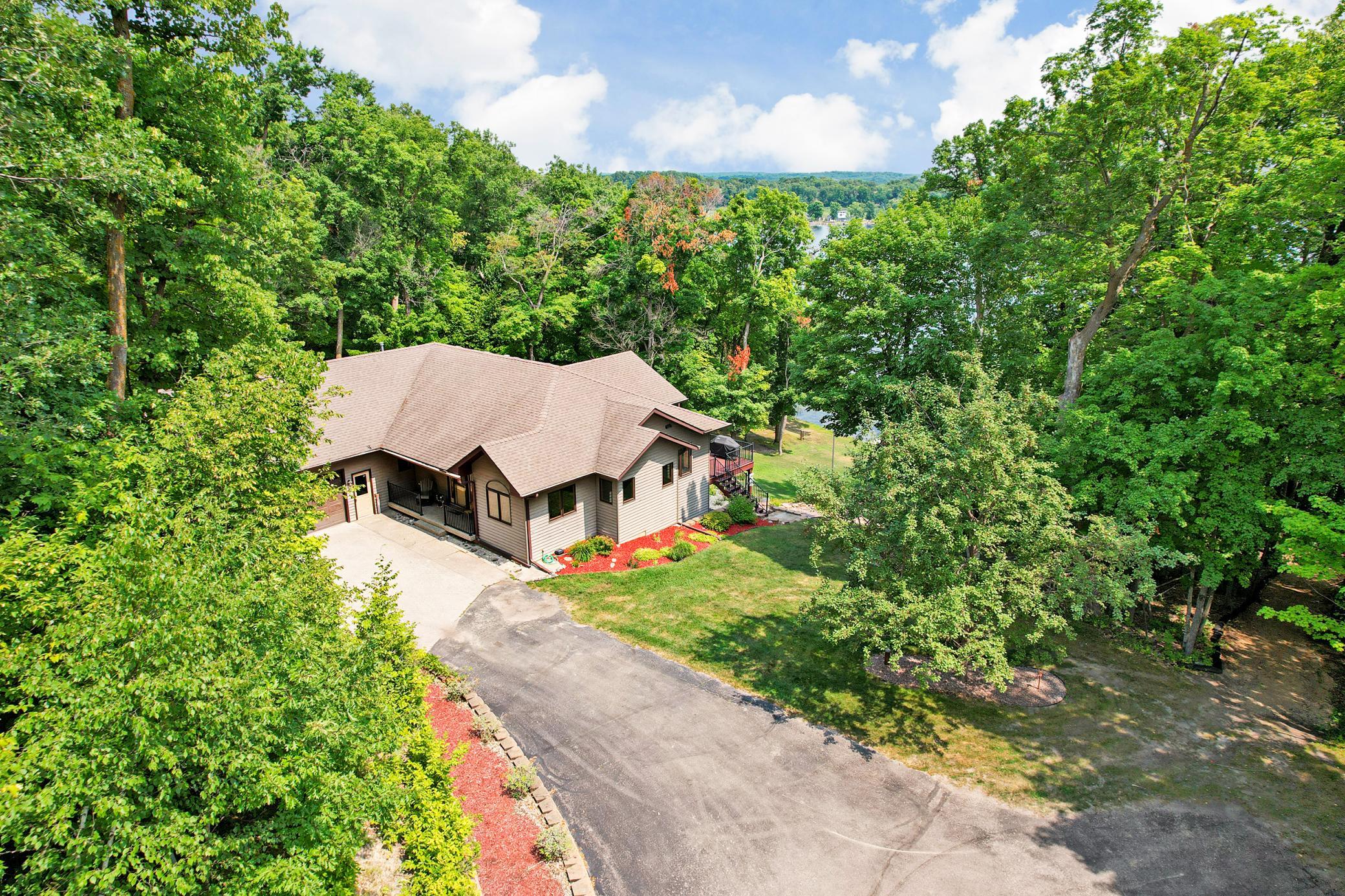 1998 single family home for sale at 49618 Leek Lake Drive in Vergas, MN — 5 bed, 4 bath (photo 3 of 96)