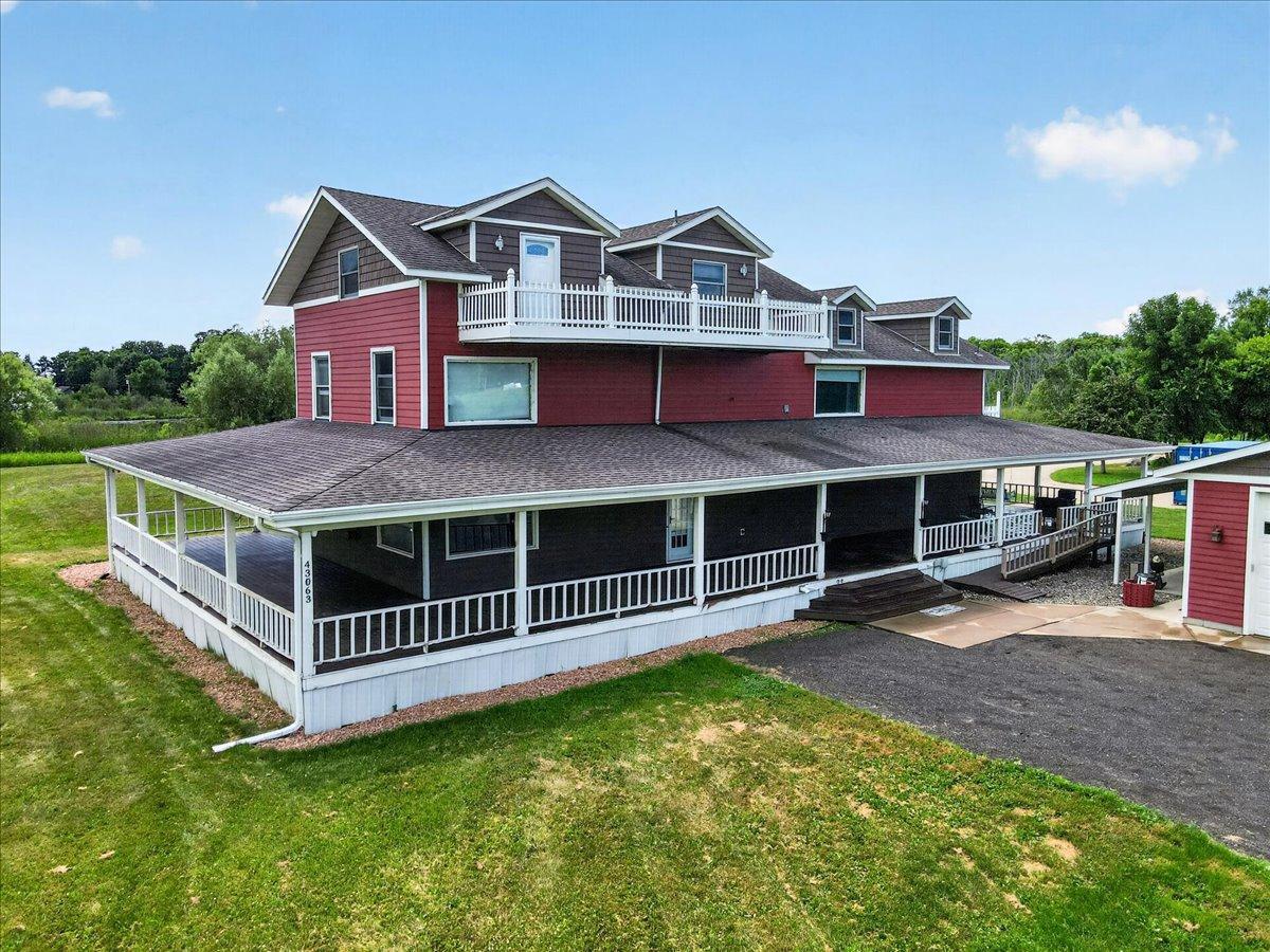 1996 single family home for sale at 43063 State Highway 18 in Aitkin, MN — 5 bed, 5 bath (photo 2 of 68)