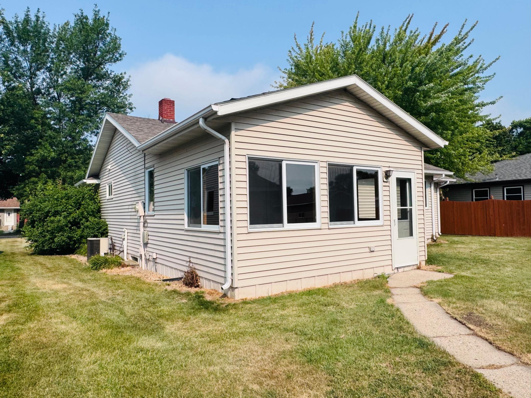 1956 single family home for sale at 508 Kneale Avenue S in Thief River Falls, MN — 4 bed, 2 bath (photo 3 of 52)