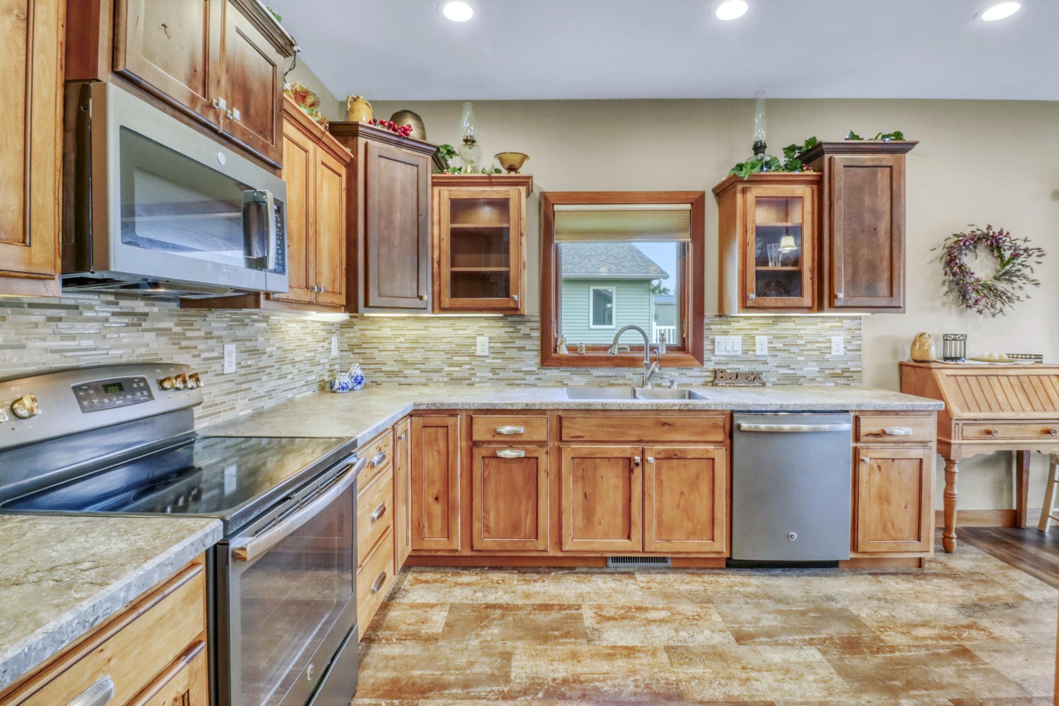 2015 single family home for sale at 408 Garfield Lane in Lake Park, MN — 3 bed, 3 bath (photo 3 of 38)