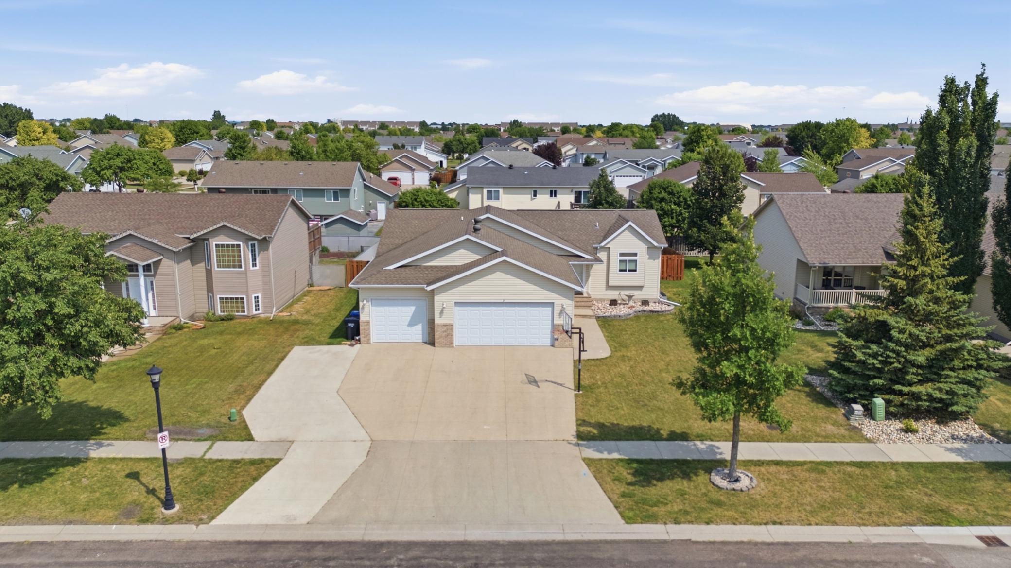2006 single family home for sale at 3532 Lincoln Street S in Fargo, ND — 6 bed, 3 bath (photo 2 of 56)