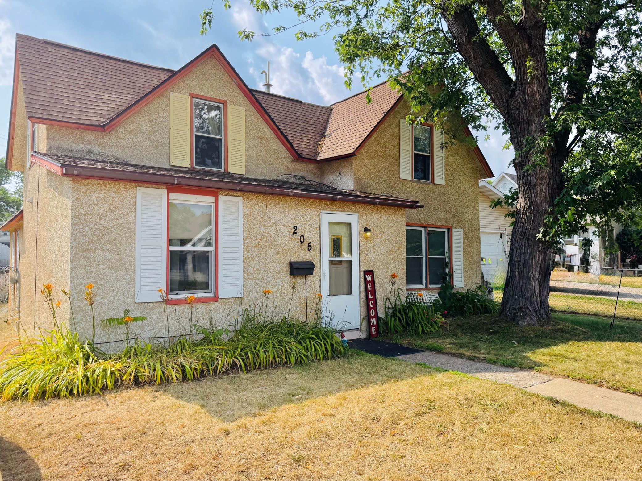 1970 single family home for sale at 205 1st Avenue NE in Brainerd, MN — 3 bed, 2 bath (photo 2 of 32)
