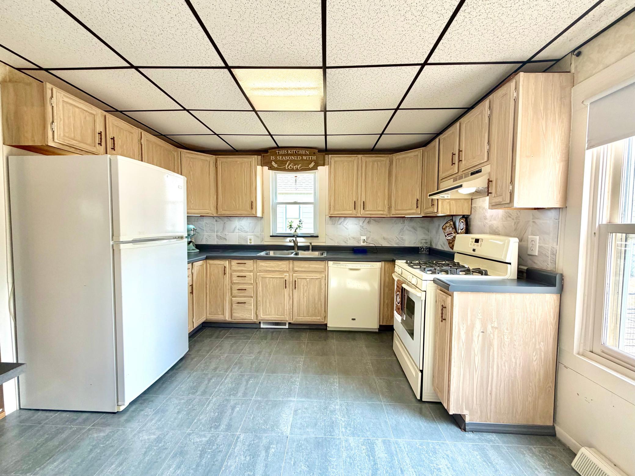1970 single family home for sale at 205 1st Avenue NE in Brainerd, MN — 3 bed, 2 bath (photo 7 of 32)