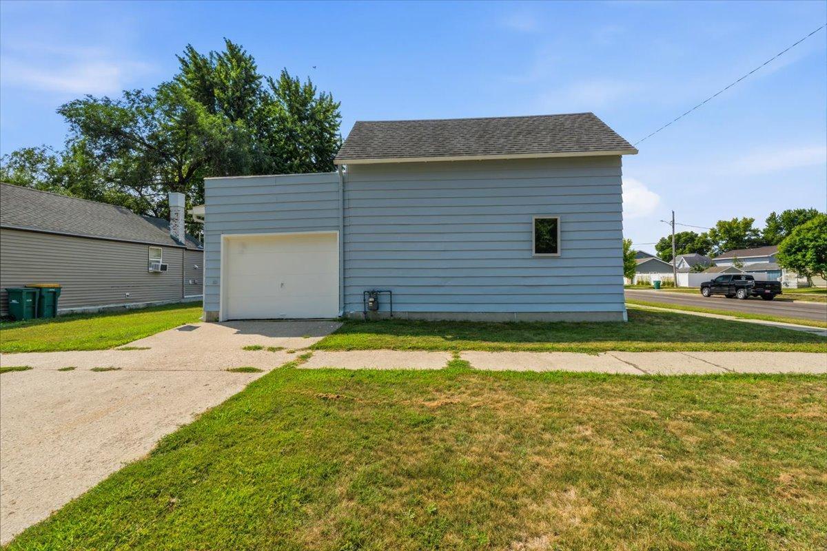 422 2nd Street N, Wahpeton ND 58075 - Photo 4 of 54