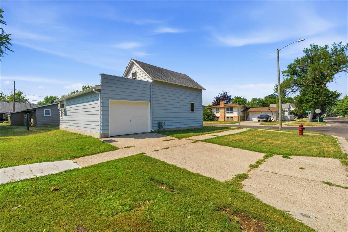 422 2nd Street N, Wahpeton ND 58075 - Photo 5 of 54