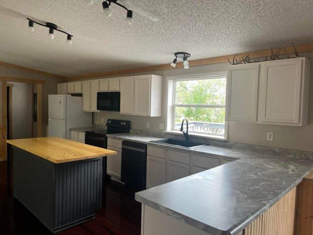 2001 single family home for sale at 207 Lakin Avenue SW in Kelliher, MN — 3 bed, 2 bath (photo 4 of 17)