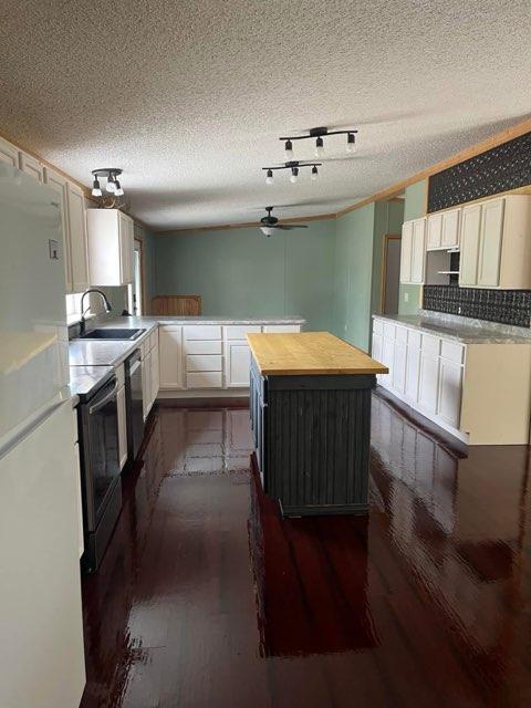 2001 single family home for sale at 207 Lakin Avenue SW in Kelliher, MN — 3 bed, 2 bath (photo 5 of 17)