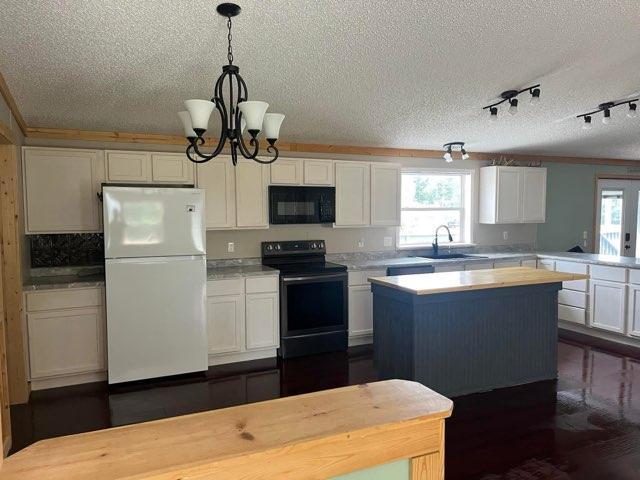 2001 single family home for sale at 207 Lakin Avenue SW in Kelliher, MN — 3 bed, 2 bath (photo 6 of 17)