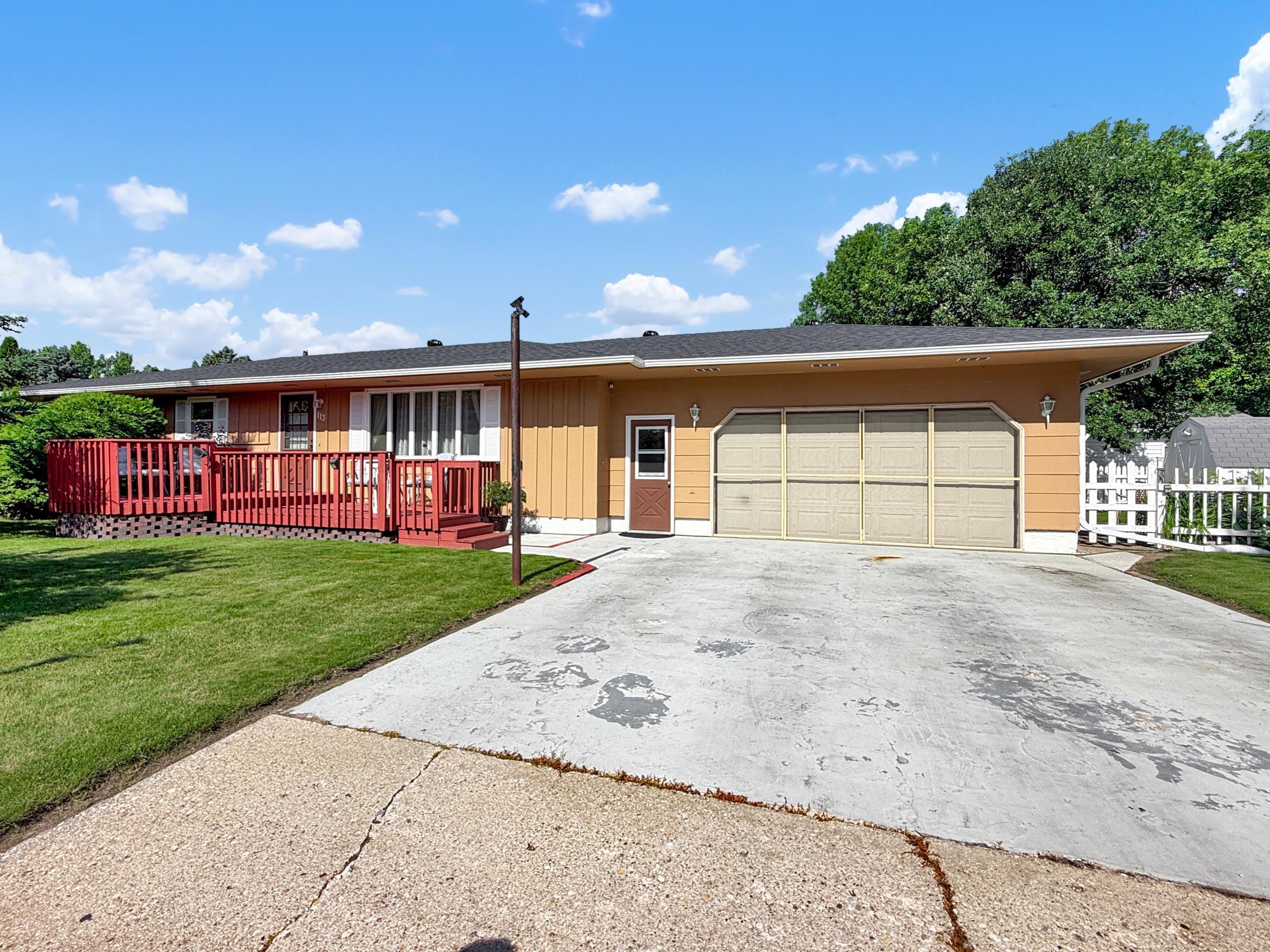 1970 single family home for sale at 113 Circle Drive in Thief River Falls, MN — 4 bed, 3 bath (photo 3 of 45)