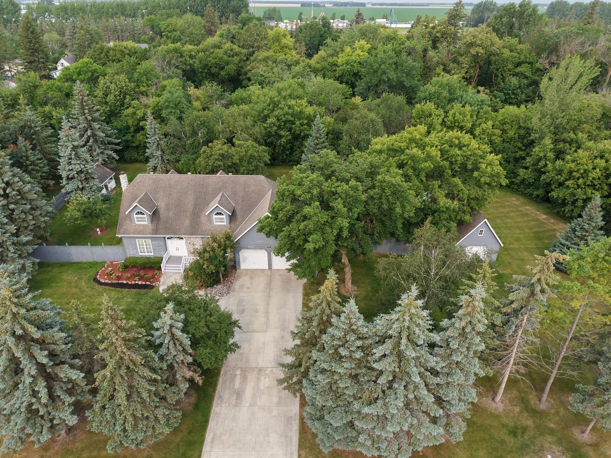 1990 single family home for sale at 701 3rd Avenue NE in Roseau, MN — 3 bed, 3 bath (photo 3 of 23)