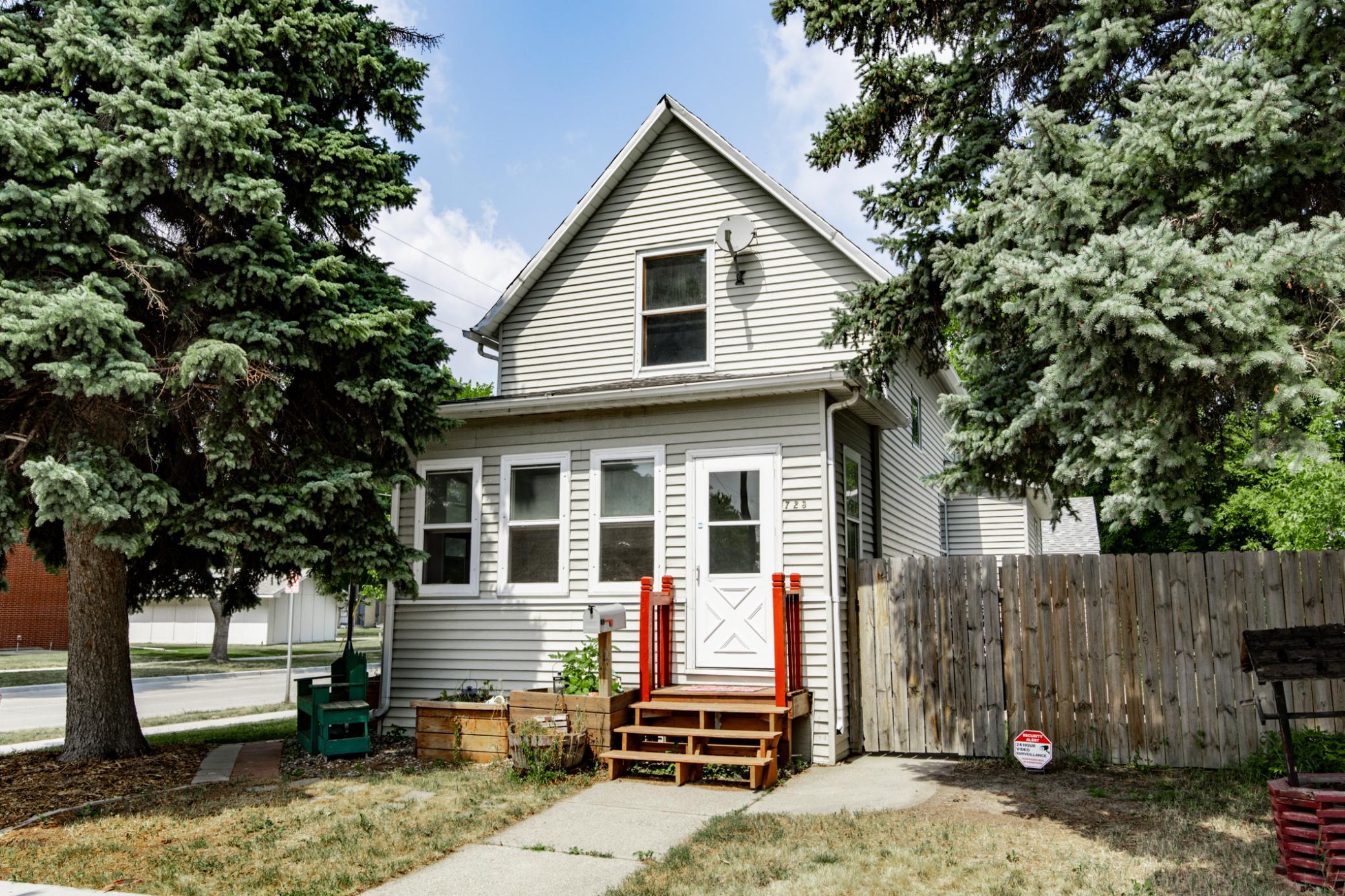 723 6th Avenue N, Fargo ND 58102 - Photo 2 of 53