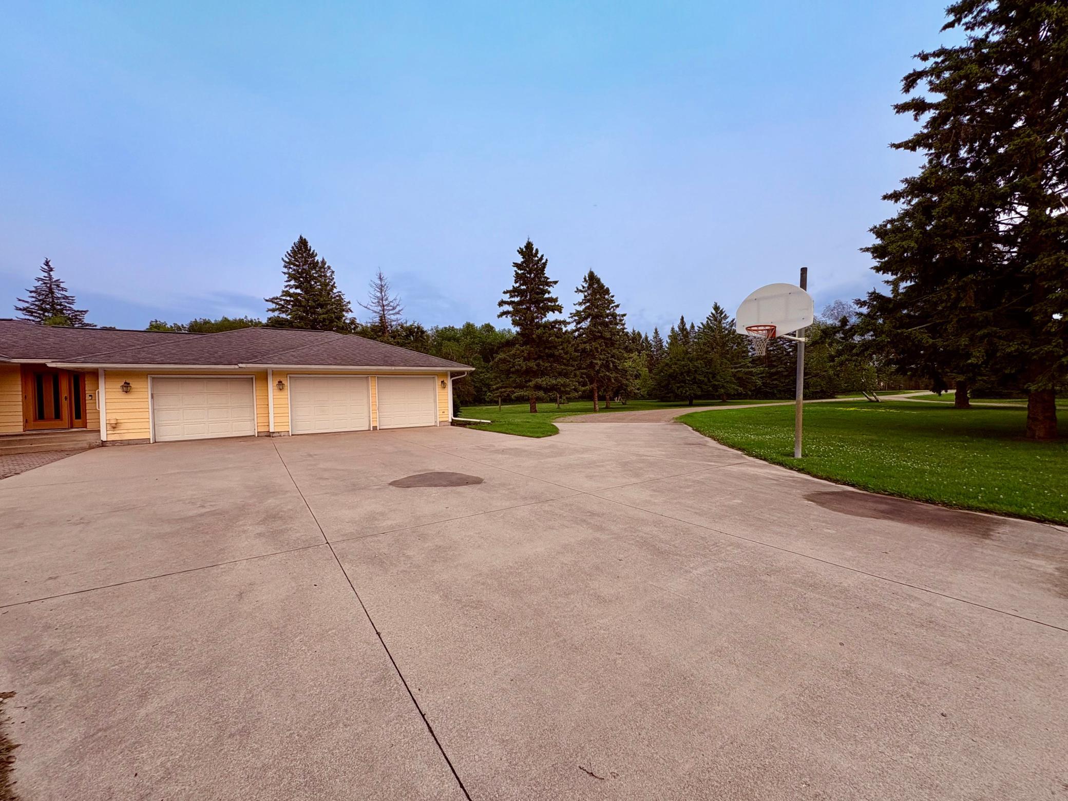 1976 single family home for sale at 59366 330th Street in Warroad, MN — 5 bed, 5 bath (photo 21 of 75)