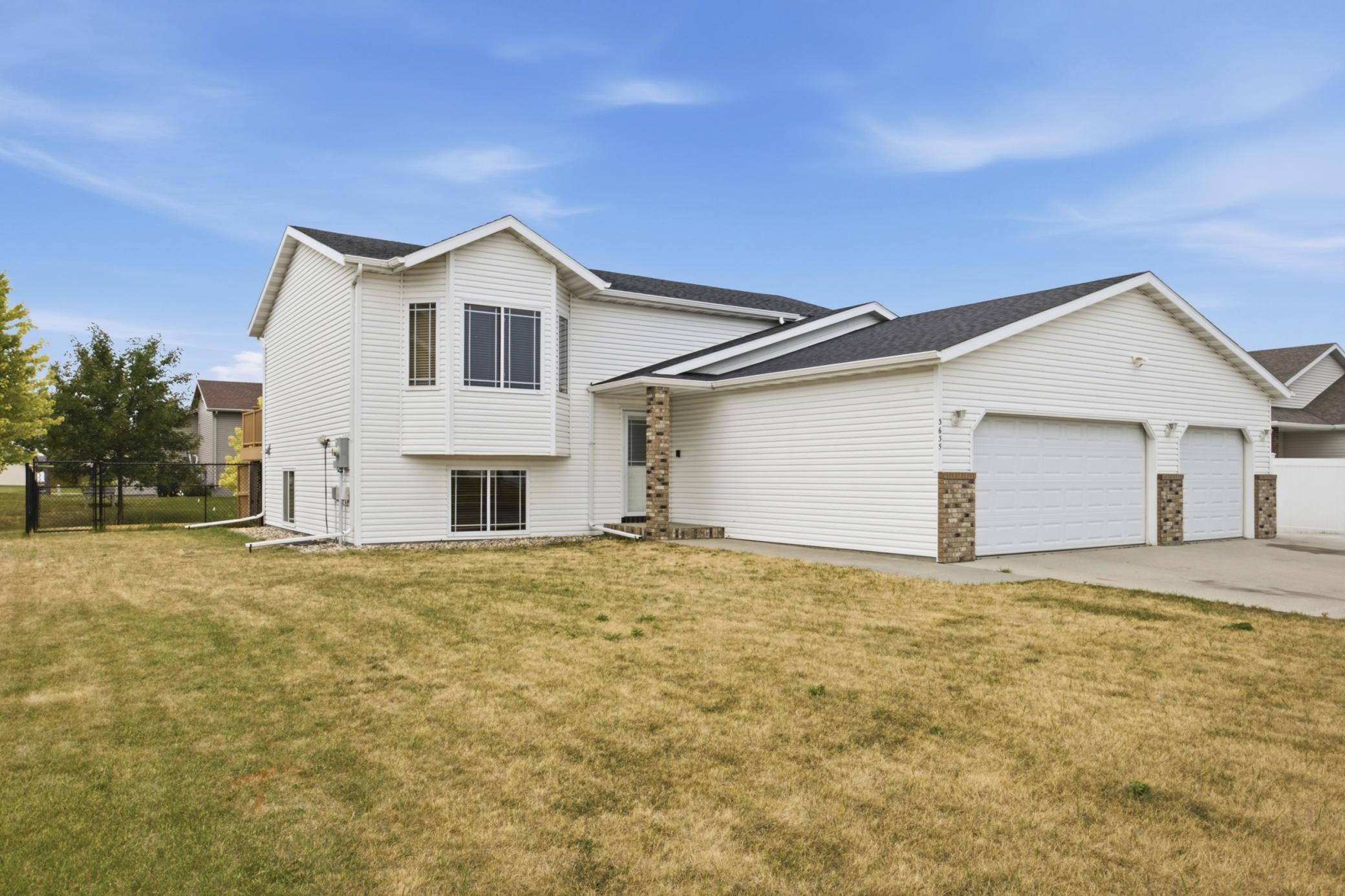 2006 single family home for sale at 3635 Harrison Street S in Fargo, ND — 4 bed, 3 bath (photo 2 of 37)