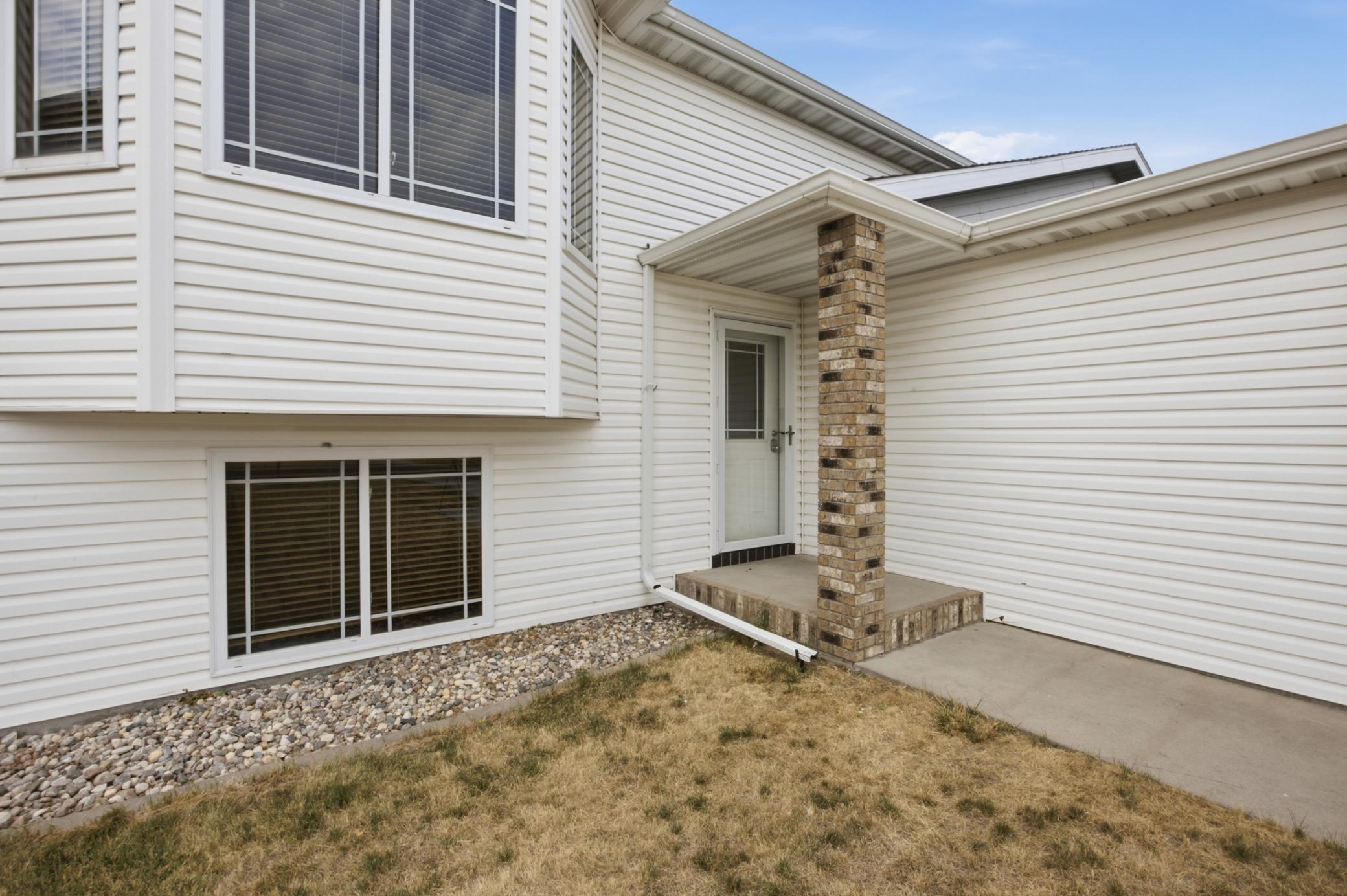 2006 single family home for sale at 3635 Harrison Street S in Fargo, ND — 4 bed, 3 bath (photo 3 of 37)