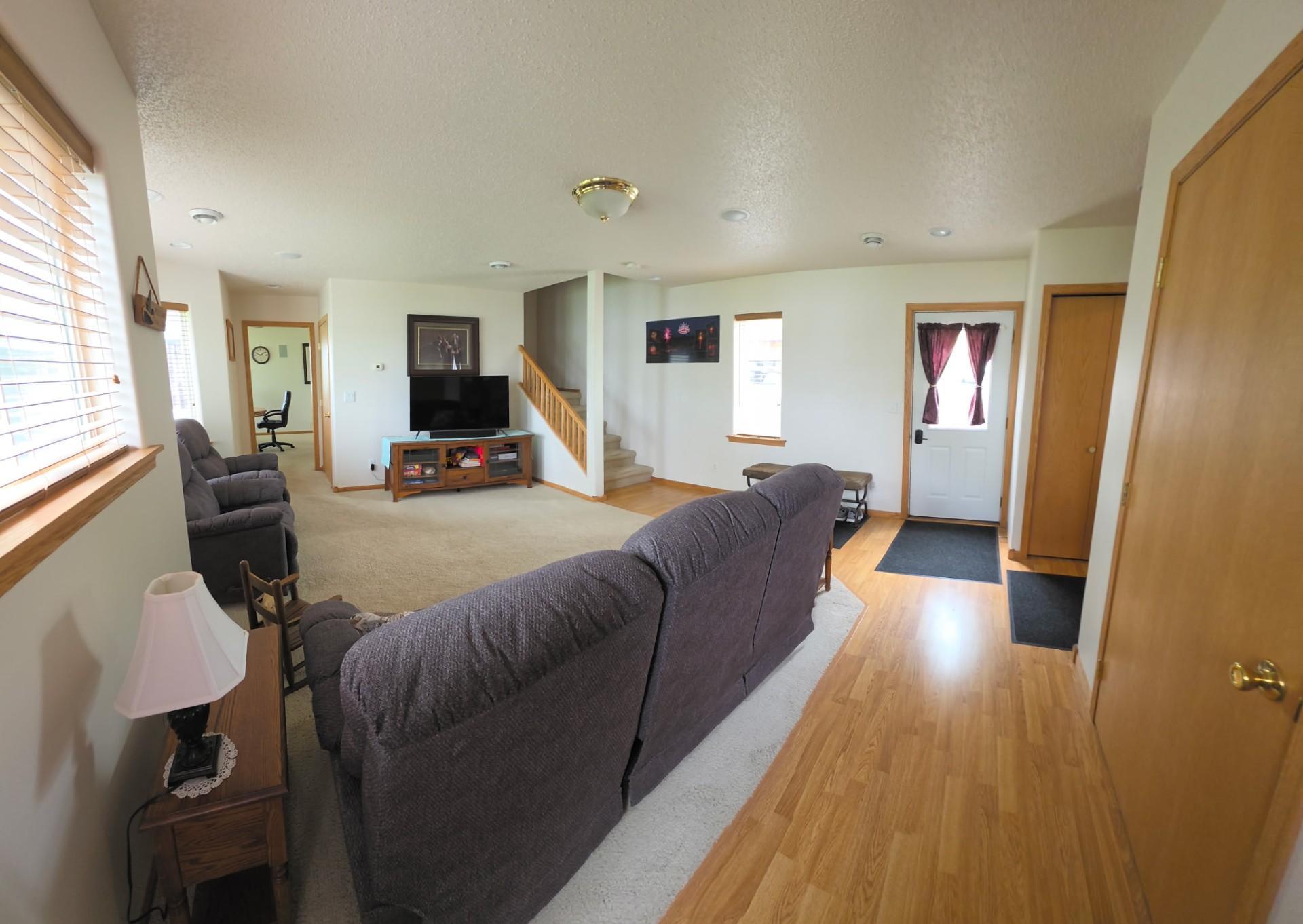 2000 single family home for sale at 11619 24th Street SE in Valley City, ND — 3 bed, 2 bath (photo 11 of 21)