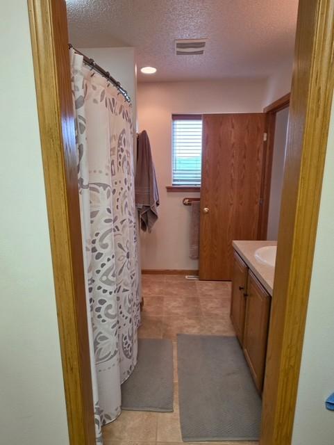 2000 single family home for sale at 11619 24th Street SE in Valley City, ND — 3 bed, 2 bath (photo 15 of 21)