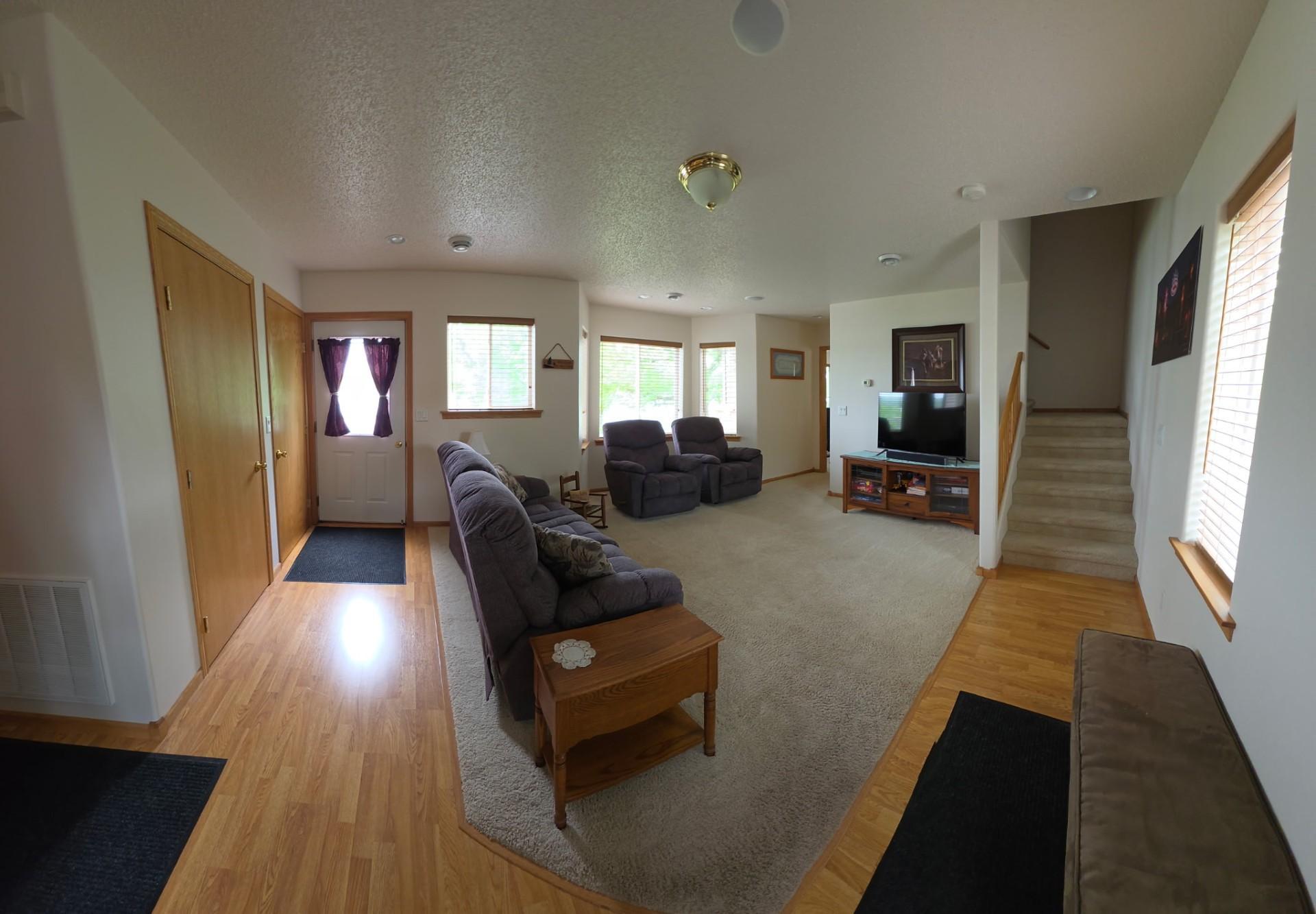 2000 single family home for sale at 11619 24th Street SE in Valley City, ND — 3 bed, 2 bath (photo 9 of 21)