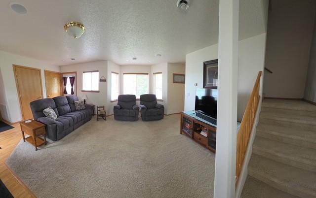 2000 single family home for sale at 11619 24th Street SE in Valley City, ND — 3 bed, 2 bath (photo 10 of 21)