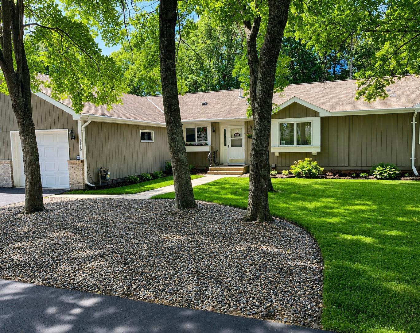 1989 twin home for sale at 2220 Spruce Drive, Unit 1 in Brainerd, MN — 2 bed, 1 bath (photo 2 of 24)