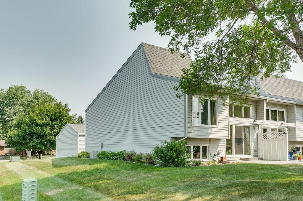 601 35th Avenue S, Moorhead MN 56560 - Photo 4 of 39