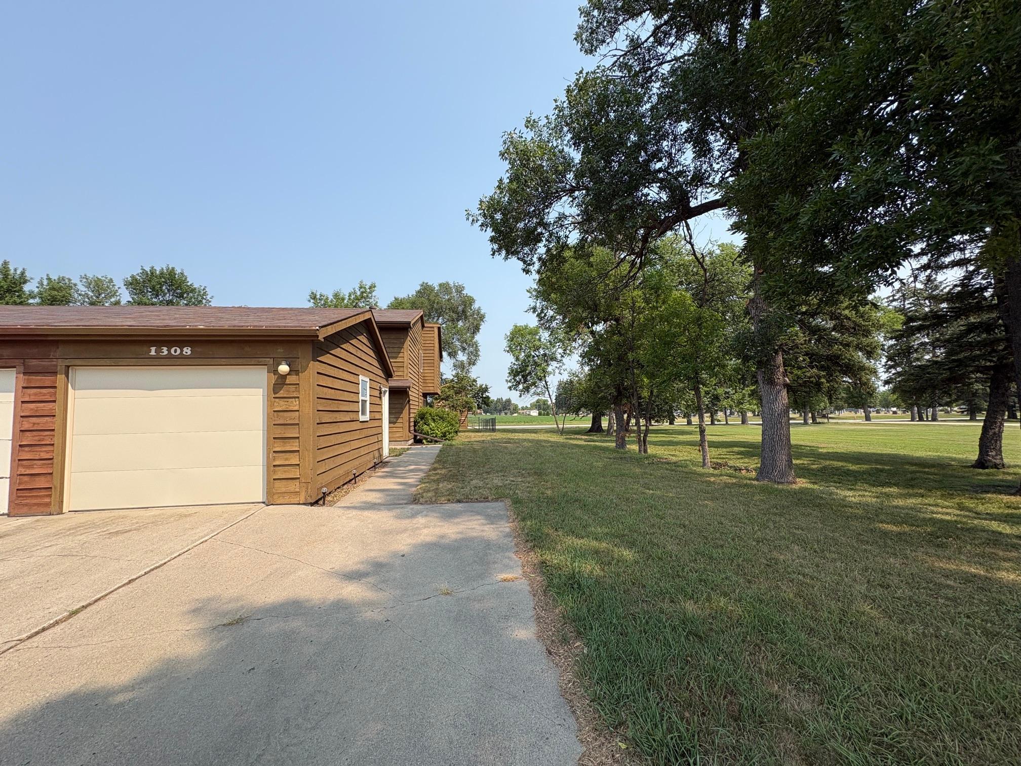 1308 4th Avenue N, Wahpeton ND 58075 - Photo 2 of 33