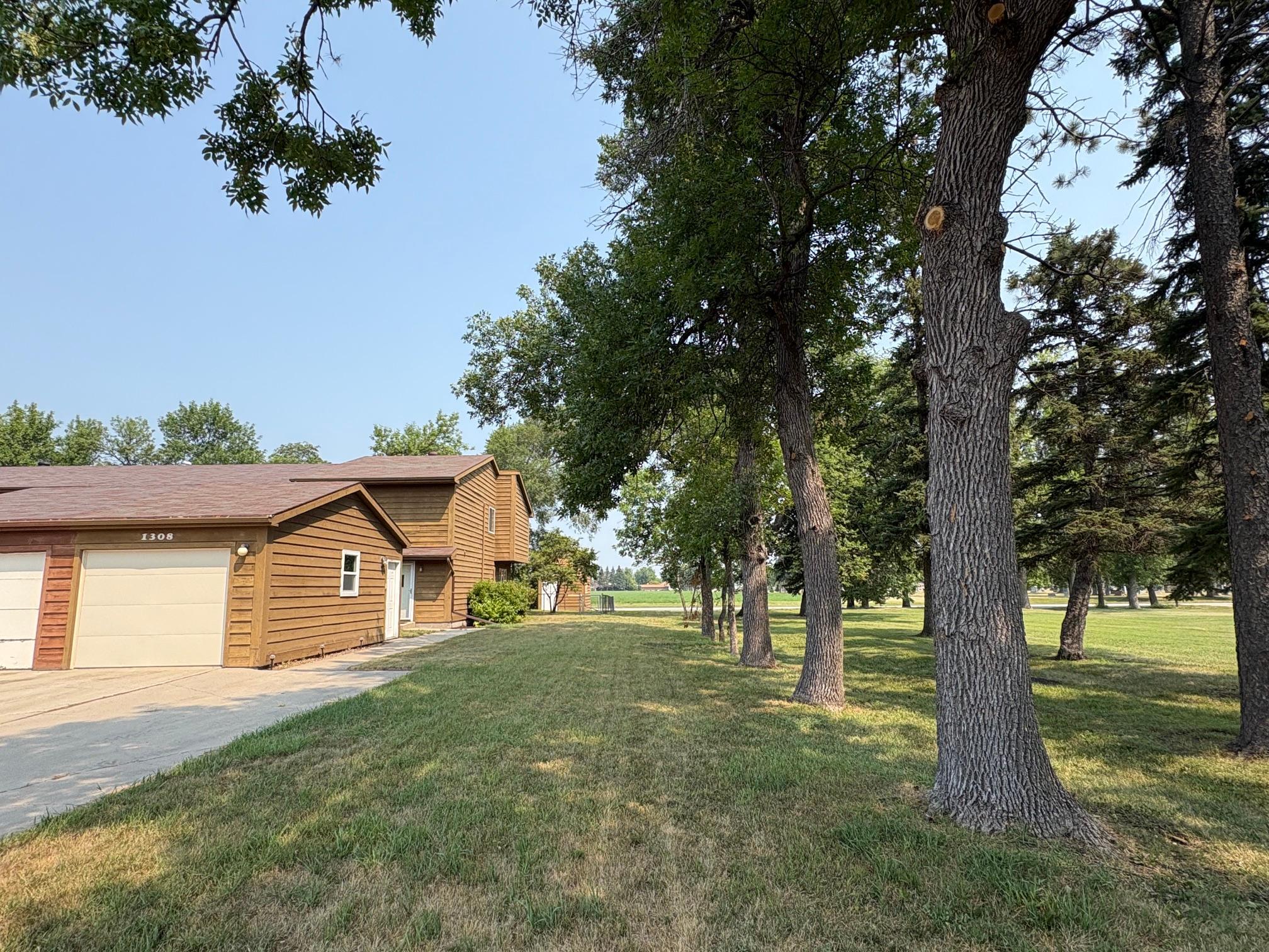 1308 4th Avenue N, Wahpeton ND 58075 - Photo 3 of 33