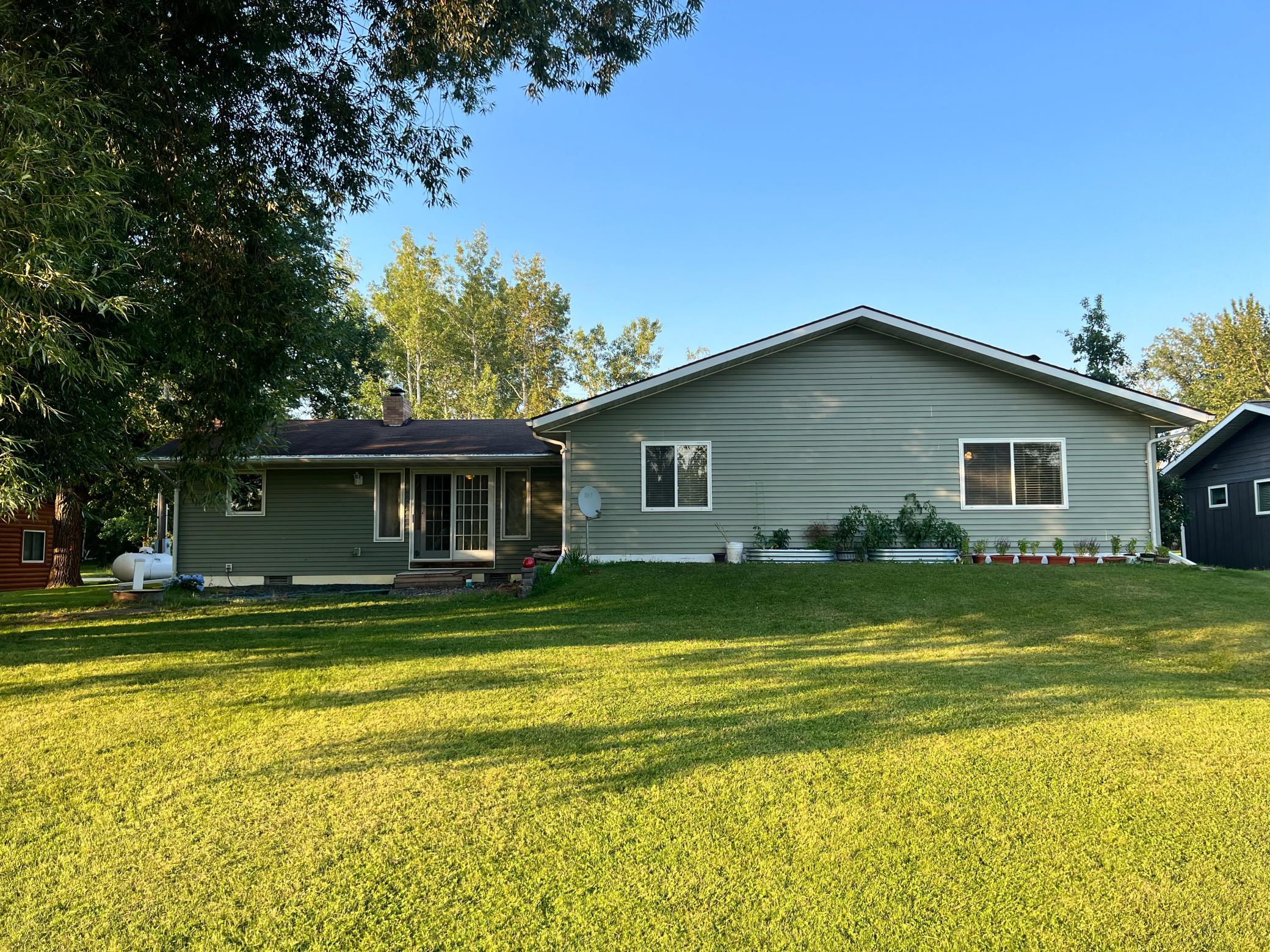 1968 single family home for sale at 2689 and 2688 Oak Loop NW in Baudette, MN — 3 bed, 1 bath (photo 2 of 25)
