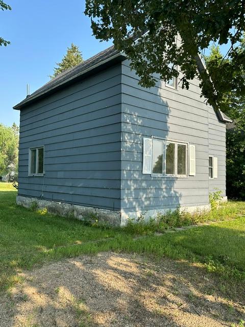 1910 single family home for sale at 514 Conley Avenue S in Thief River Falls, MN — 3 bed, 1 bath (photo 3 of 26)