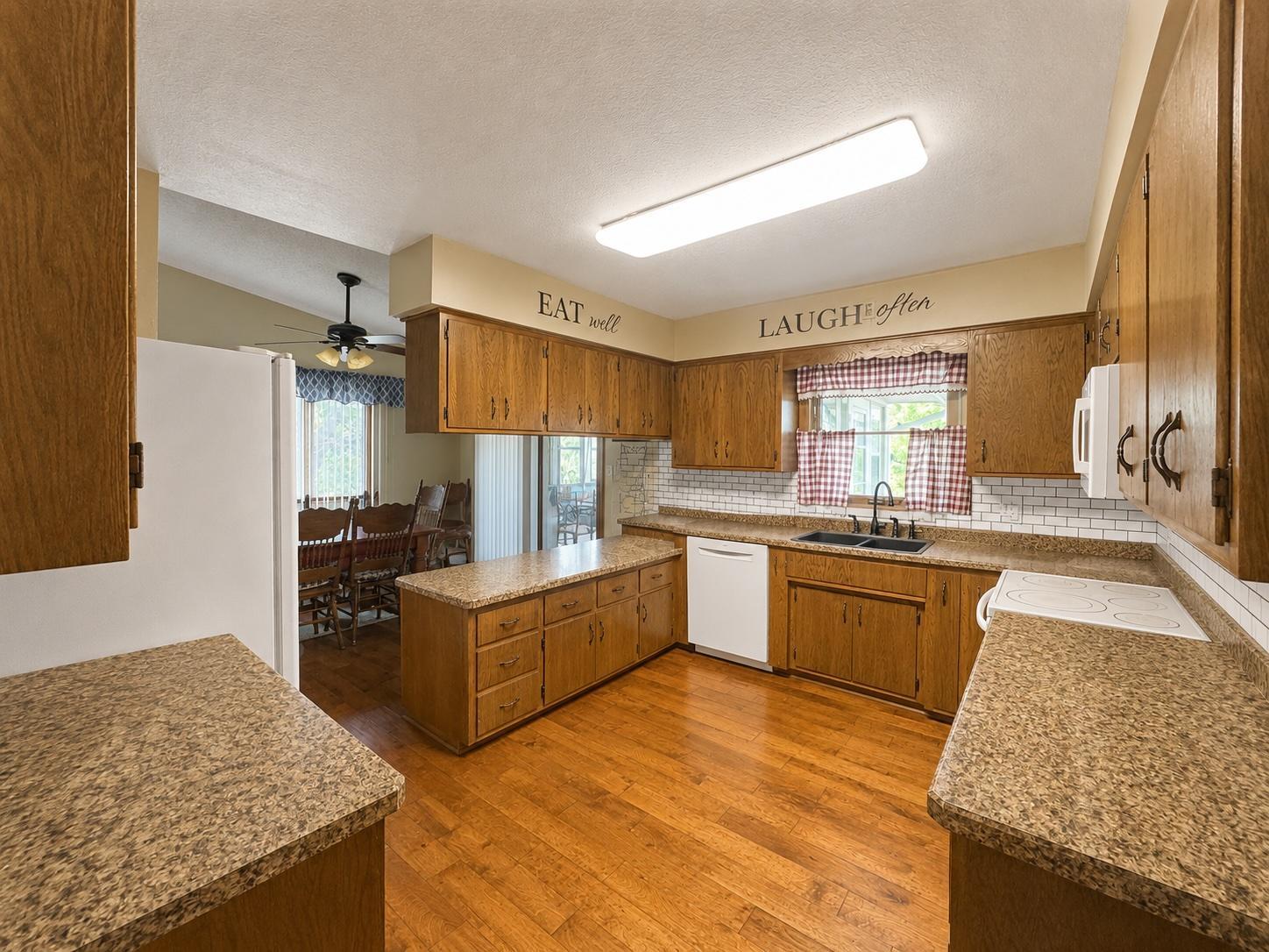 325 2nd Street NW, Hillsboro ND 58045 - Photo 5 of 22