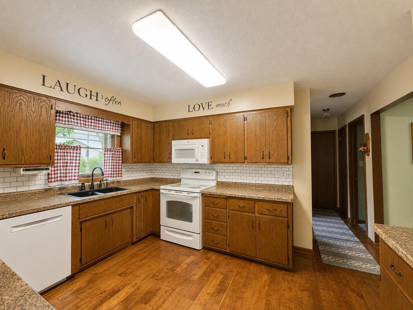 325 2nd Street NW, Hillsboro ND 58045 - Photo 6 of 22
