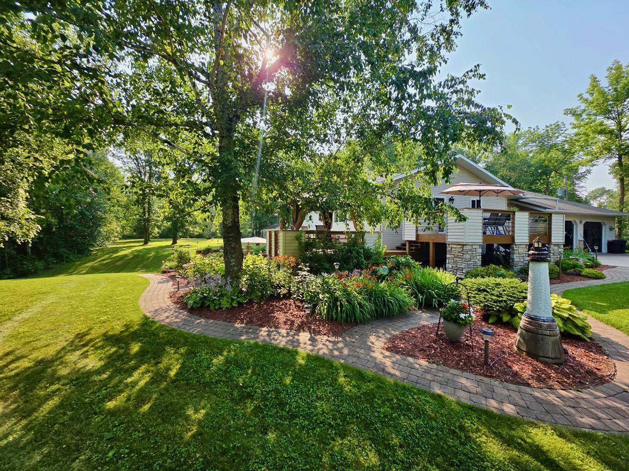2001 single family home for sale at 1872 State Highway 11 SE in Baudette, MN — 5 bed, 3 bath (photo 3 of 24)