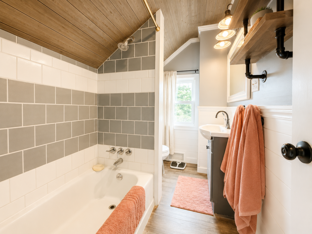 1920 single family home for sale at 302 Mitchell Street in Coleraine, MN — 4 bed, 2 bath (photo 19 of 30)