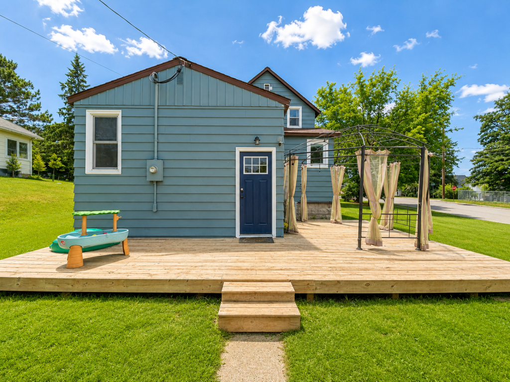 1920 single family home for sale at 302 Mitchell Street in Coleraine, MN — 4 bed, 2 bath (photo 24 of 30)