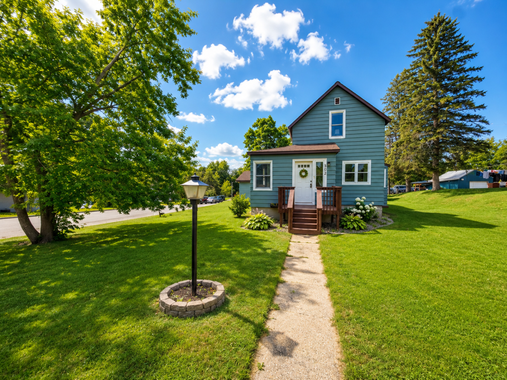 1920 single family home for sale at 302 Mitchell Street in Coleraine, MN — 4 bed, 2 bath (photo 26 of 30)