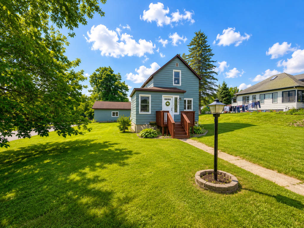 1920 single family home for sale at 302 Mitchell Street in Coleraine, MN — 4 bed, 2 bath (photo 28 of 30)