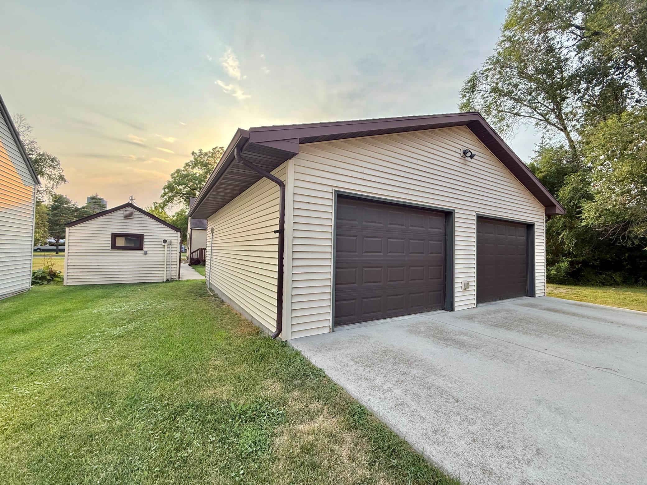 1935 single family home for sale at 618 Dewey Avenue N in Thief River Falls, MN — 3 bed, 2 bath (photo 2 of 38)