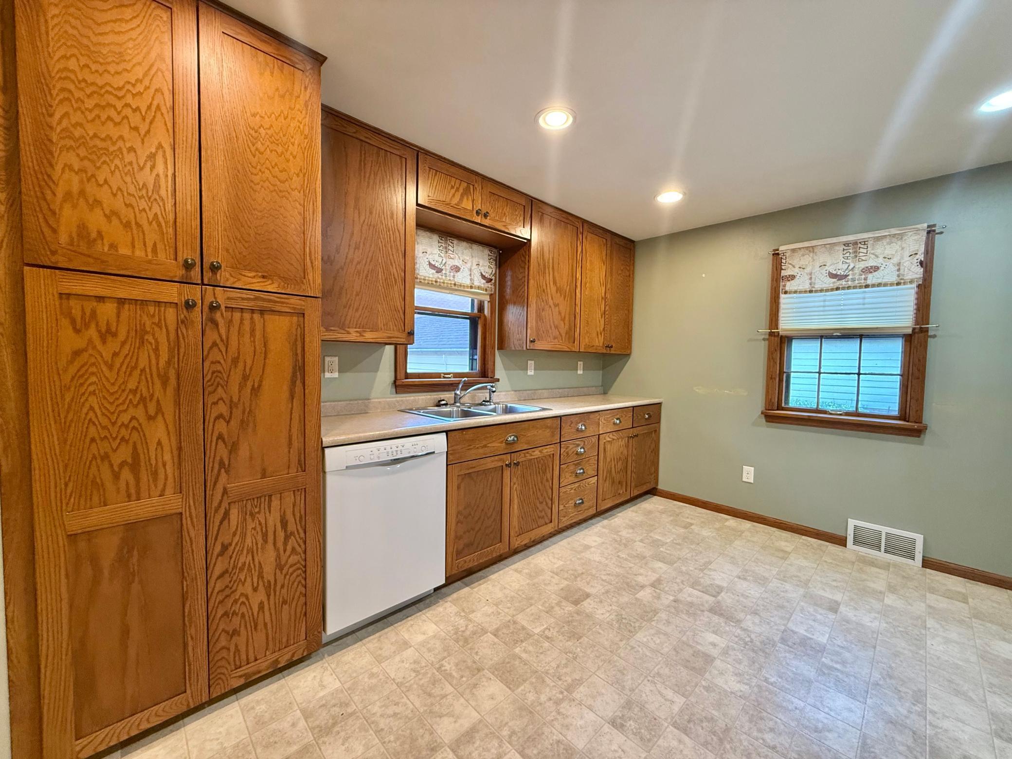 1935 single family home for sale at 618 Dewey Avenue N in Thief River Falls, MN — 3 bed, 2 bath (photo 11 of 38)