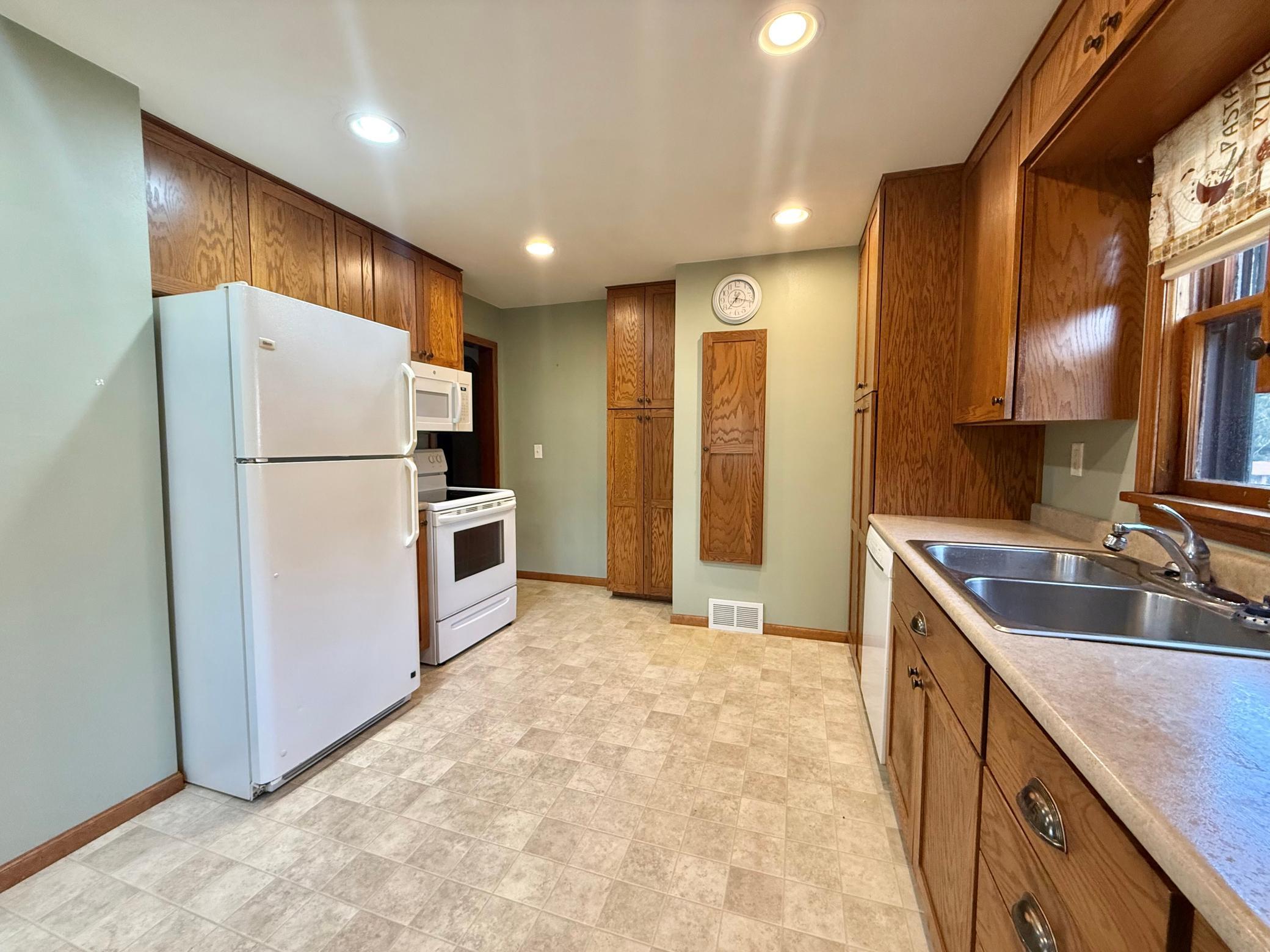 1935 single family home for sale at 618 Dewey Avenue N in Thief River Falls, MN — 3 bed, 2 bath (photo 12 of 38)