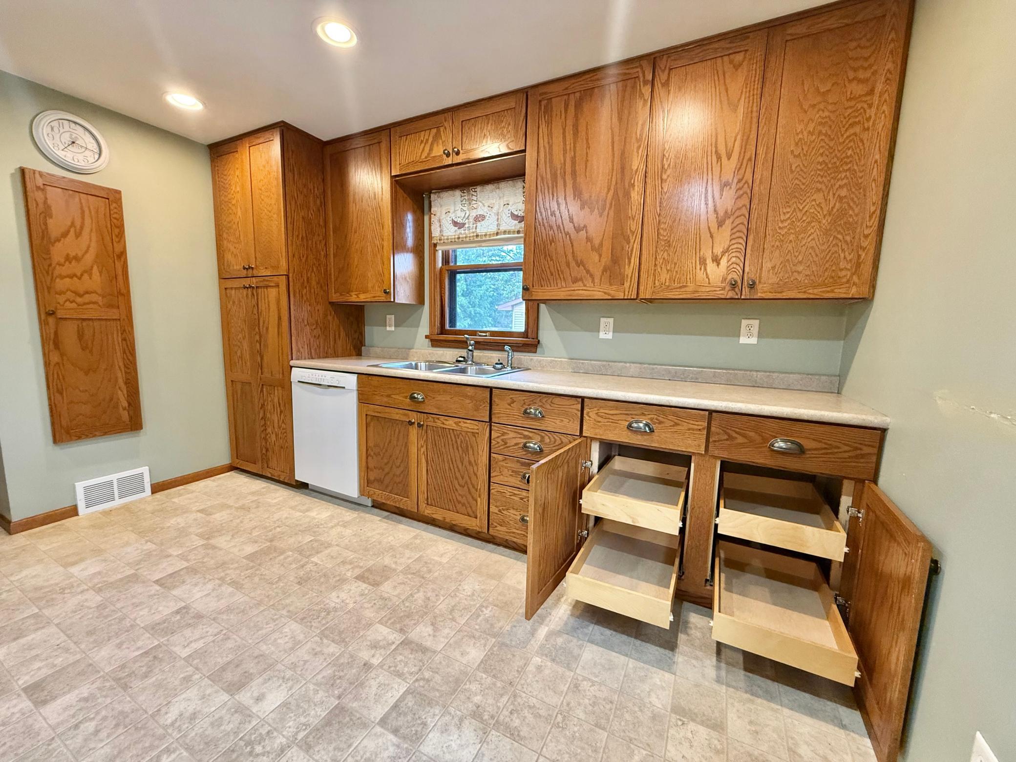 1935 single family home for sale at 618 Dewey Avenue N in Thief River Falls, MN — 3 bed, 2 bath (photo 14 of 38)
