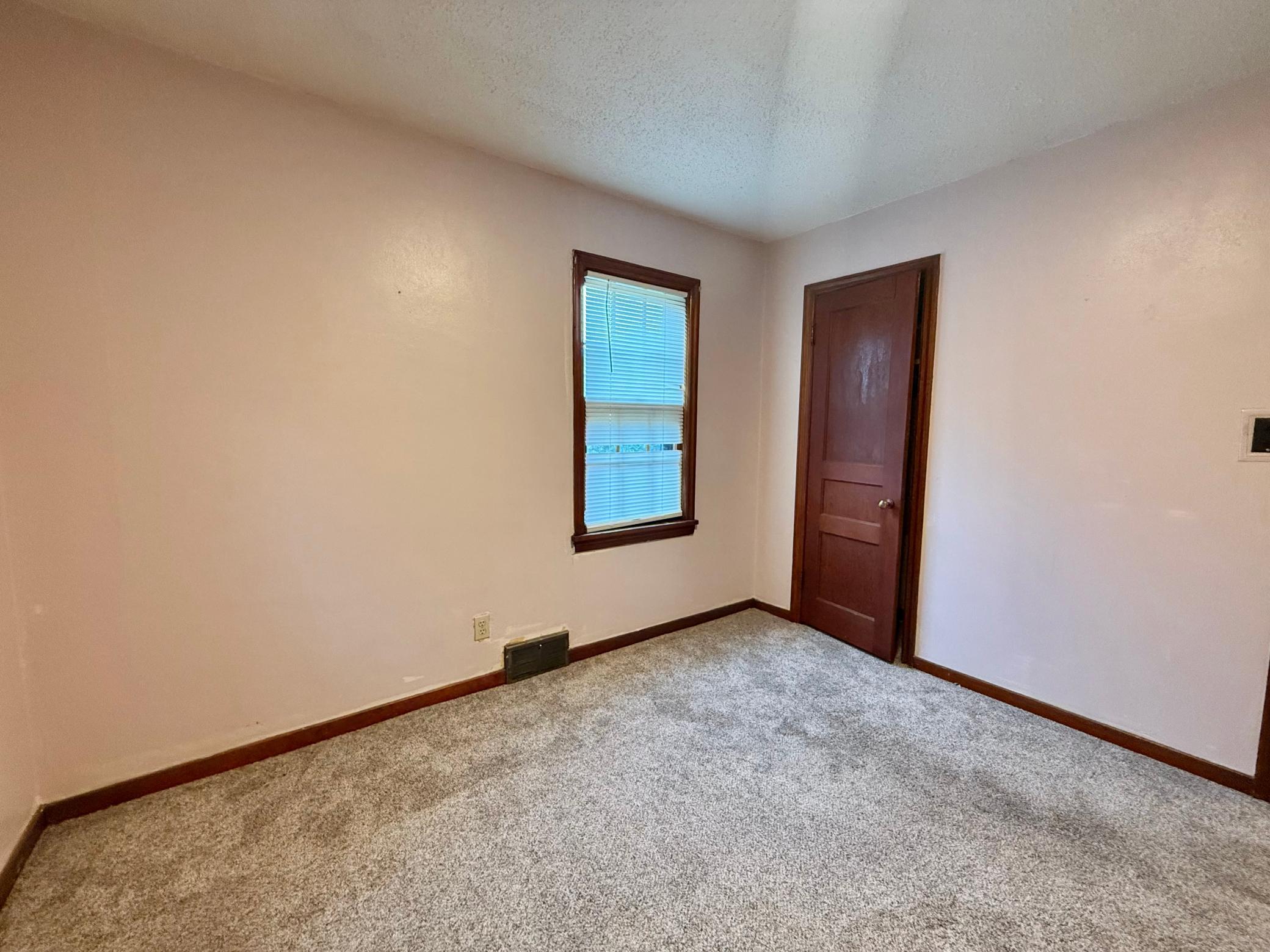 1935 single family home for sale at 618 Dewey Avenue N in Thief River Falls, MN — 3 bed, 2 bath (photo 20 of 38)