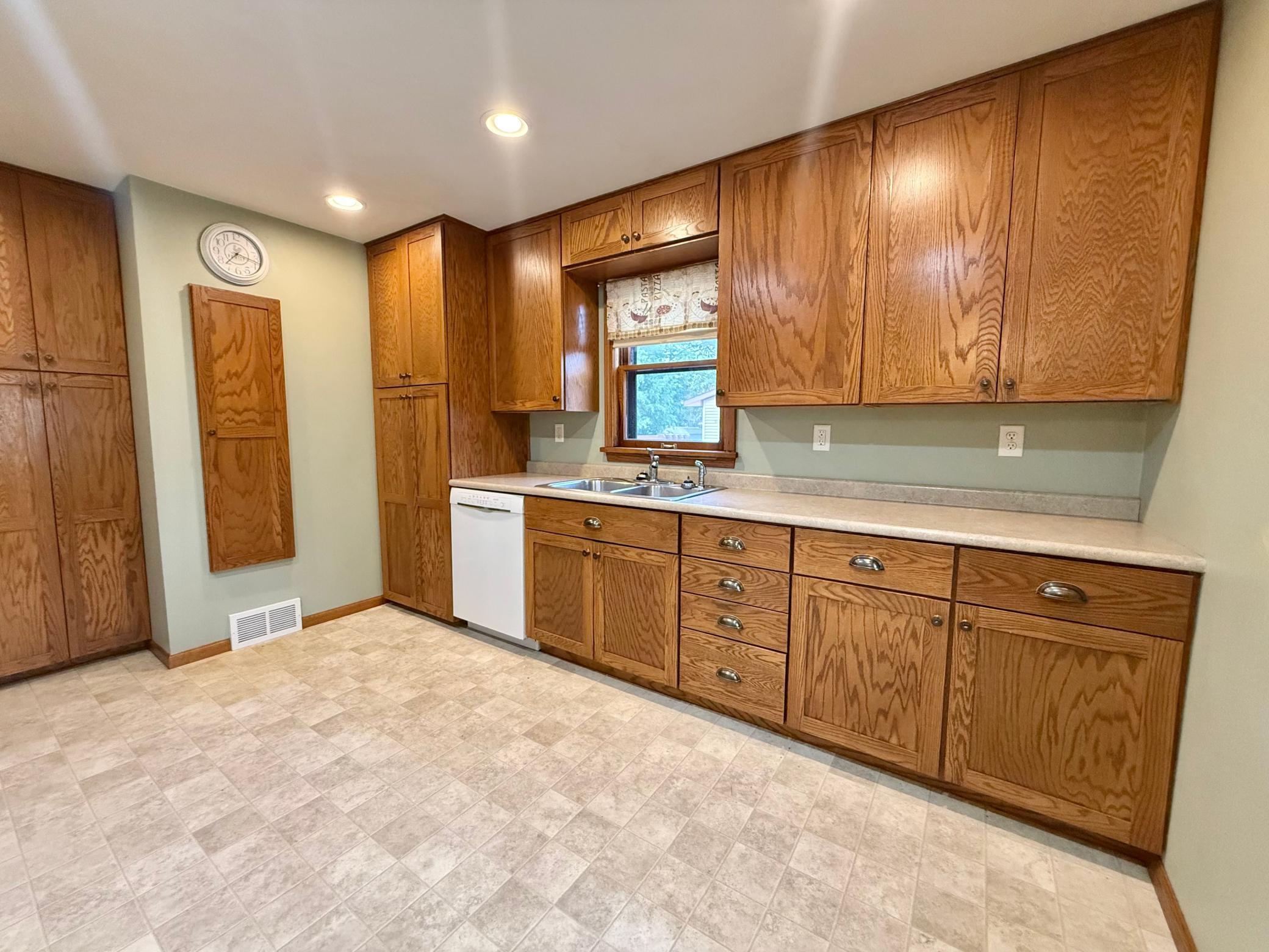 1935 single family home for sale at 618 Dewey Avenue N in Thief River Falls, MN — 3 bed, 2 bath (photo 10 of 38)