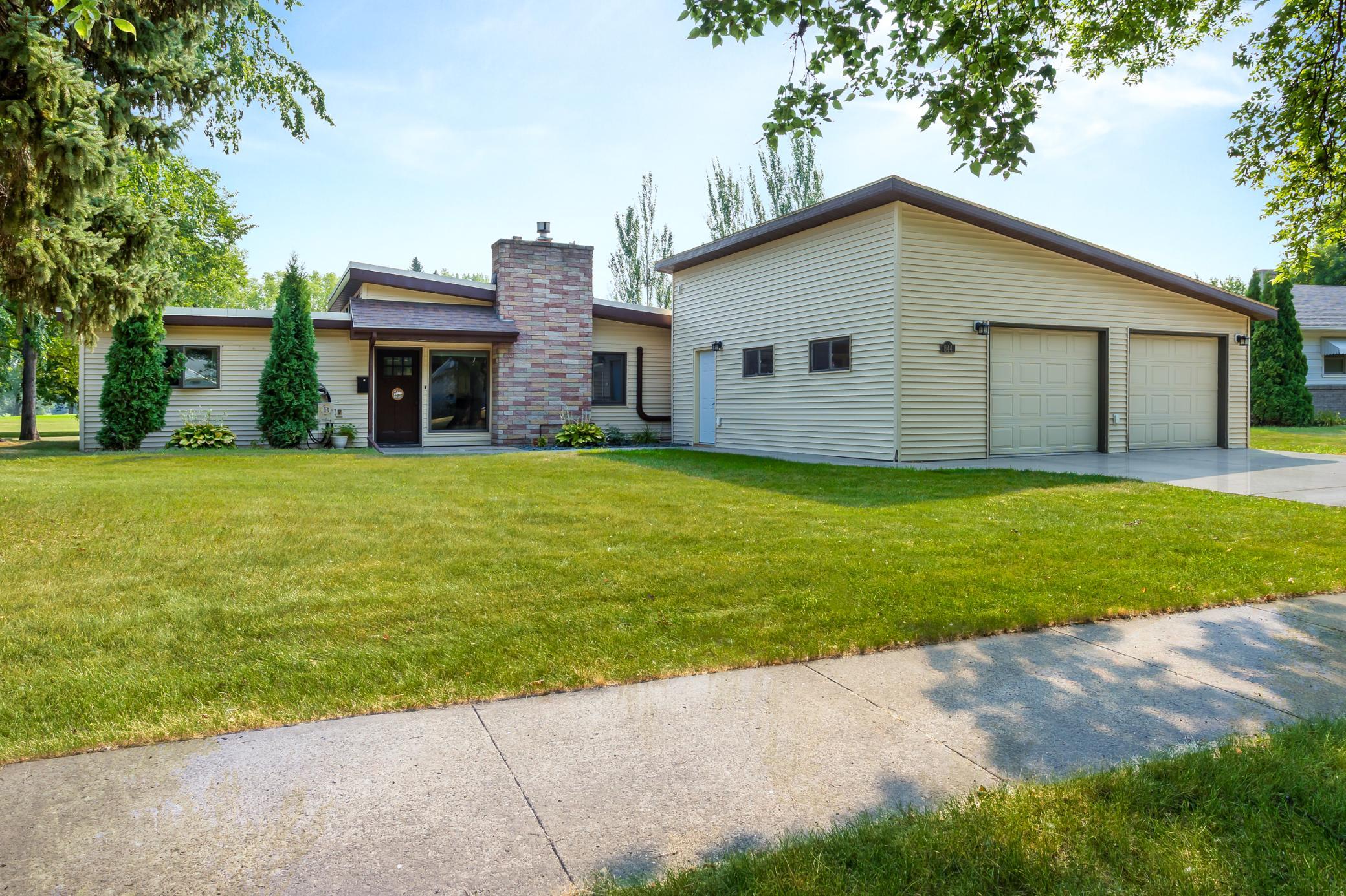 1955 single family home for sale at 844 2nd Street N in Wahpeton, ND — 4 bed, 2 bath (photo 2 of 54)