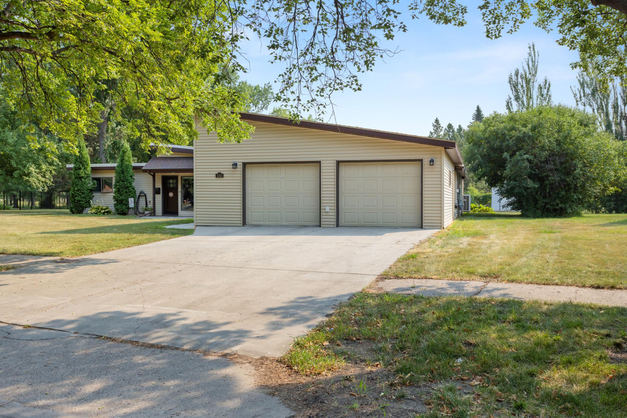 1955 single family home for sale at 844 2nd Street N in Wahpeton, ND — 4 bed, 2 bath (photo 3 of 54)