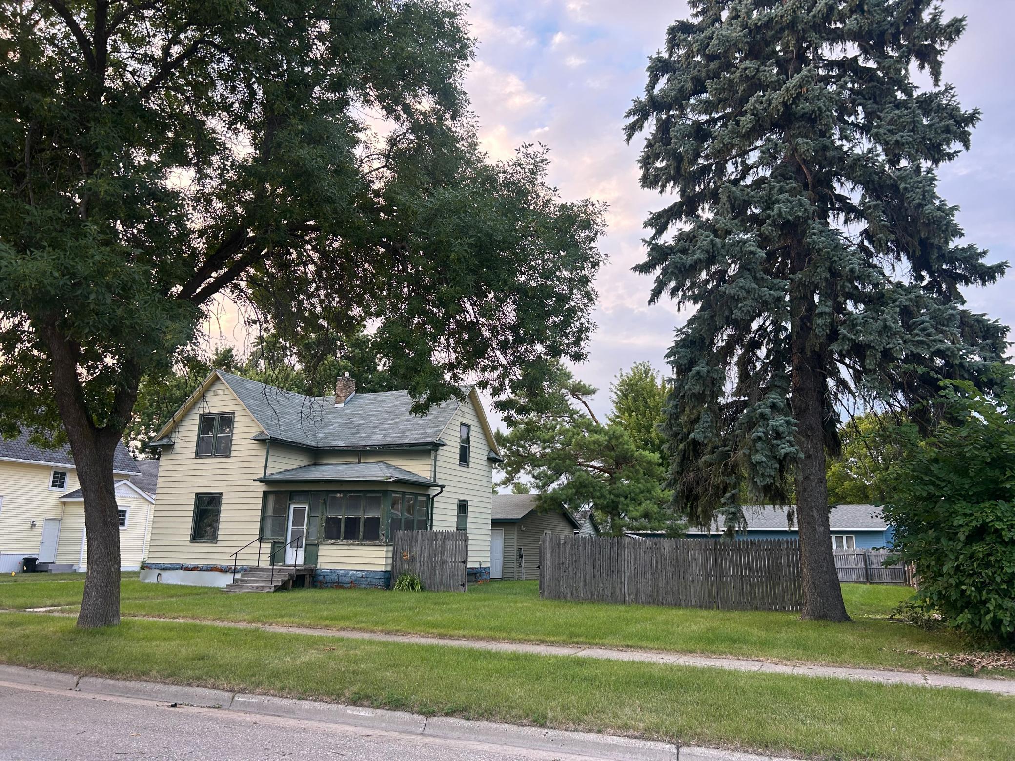 1890 single family home for sale at 309 4th Street W in Thief River Falls, MN — 3 bed, 1 bath (photo 2 of 10)