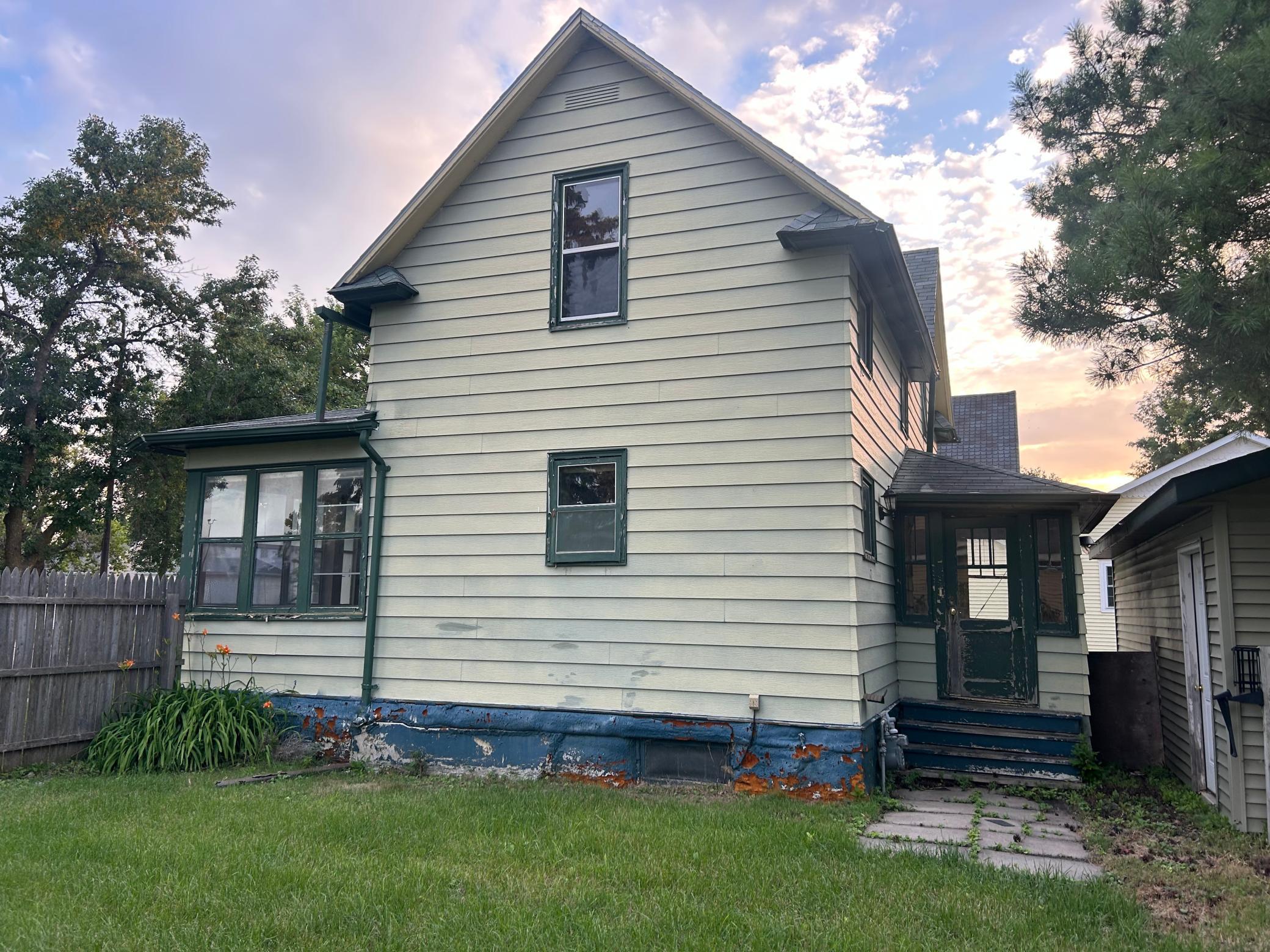 1890 single family home for sale at 309 4th Street W in Thief River Falls, MN — 3 bed, 1 bath (photo 3 of 10)