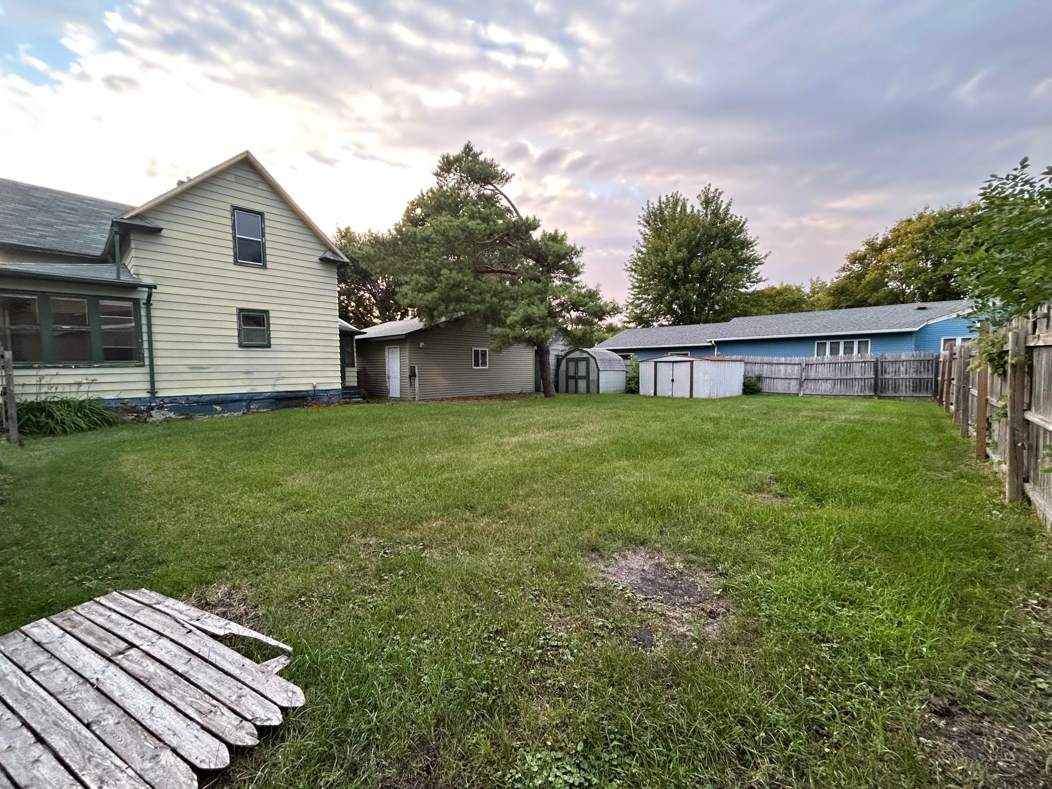 1890 single family home for sale at 309 4th Street W in Thief River Falls, MN — 3 bed, 1 bath (photo 4 of 10)