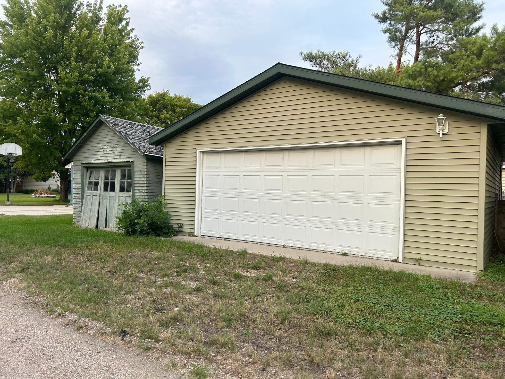 1890 single family home for sale at 309 4th Street W in Thief River Falls, MN — 3 bed, 1 bath (photo 7 of 10)