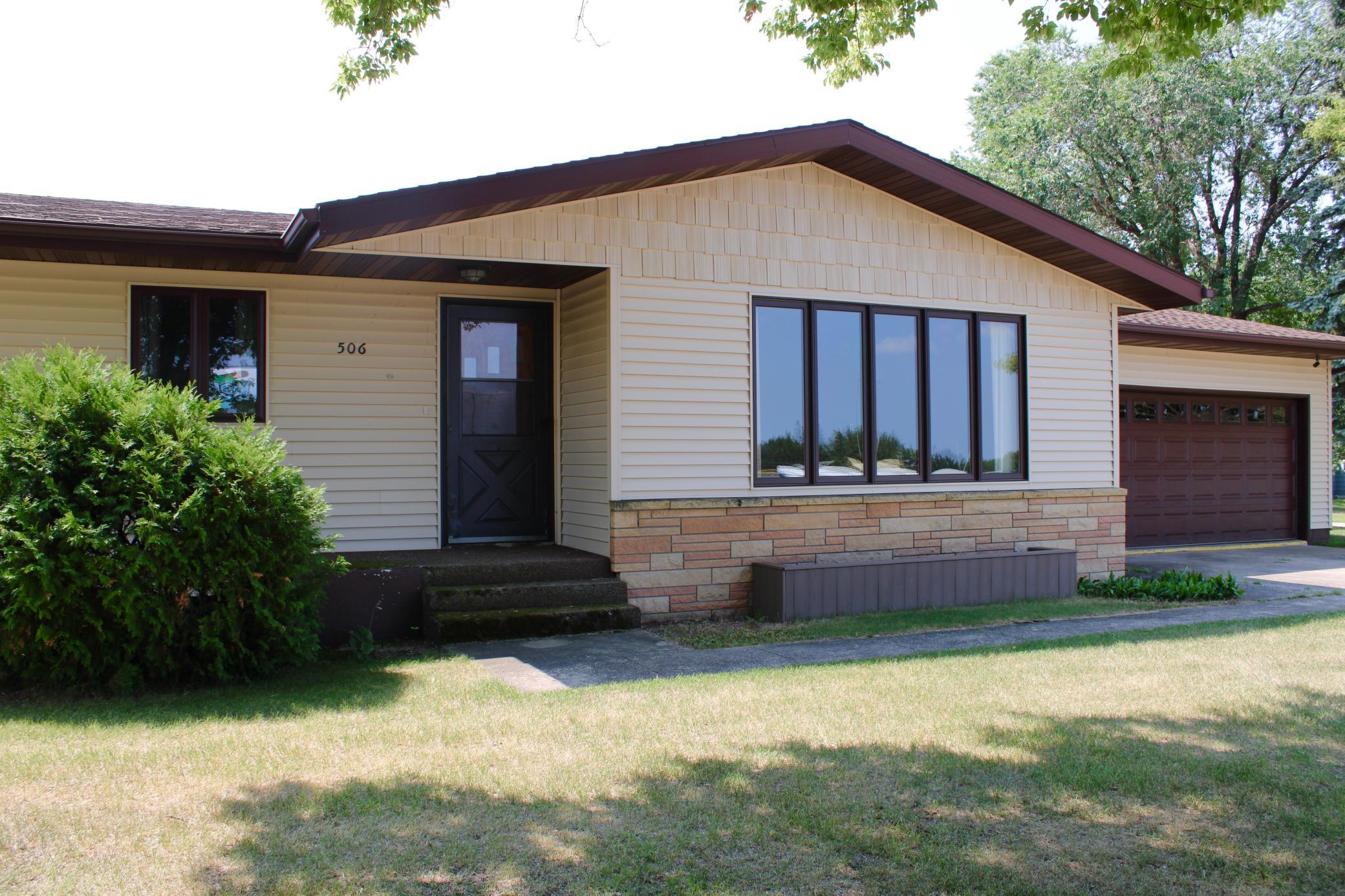 1969 single family home for sale at 506 Lincoln Avenue W in Karlstad, MN — 3 bed, 2 bath (photo 2 of 32)